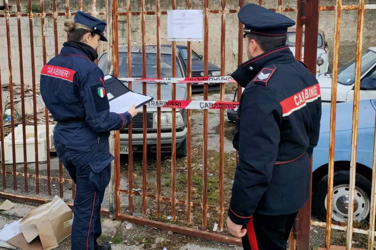 Forestale scopre discarica abusiva per auto
