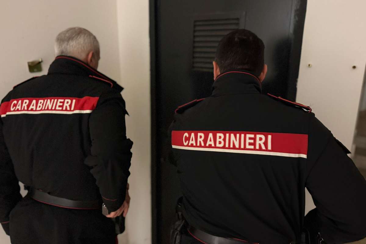 Picchia padre e moglie, arrestato 39enne