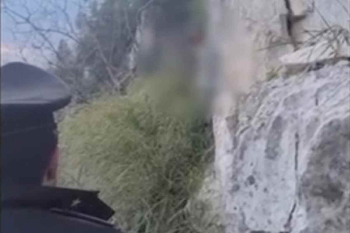 Sospeso nel burrone a centinaia di metri dalla strada, salvato dai carabinieri