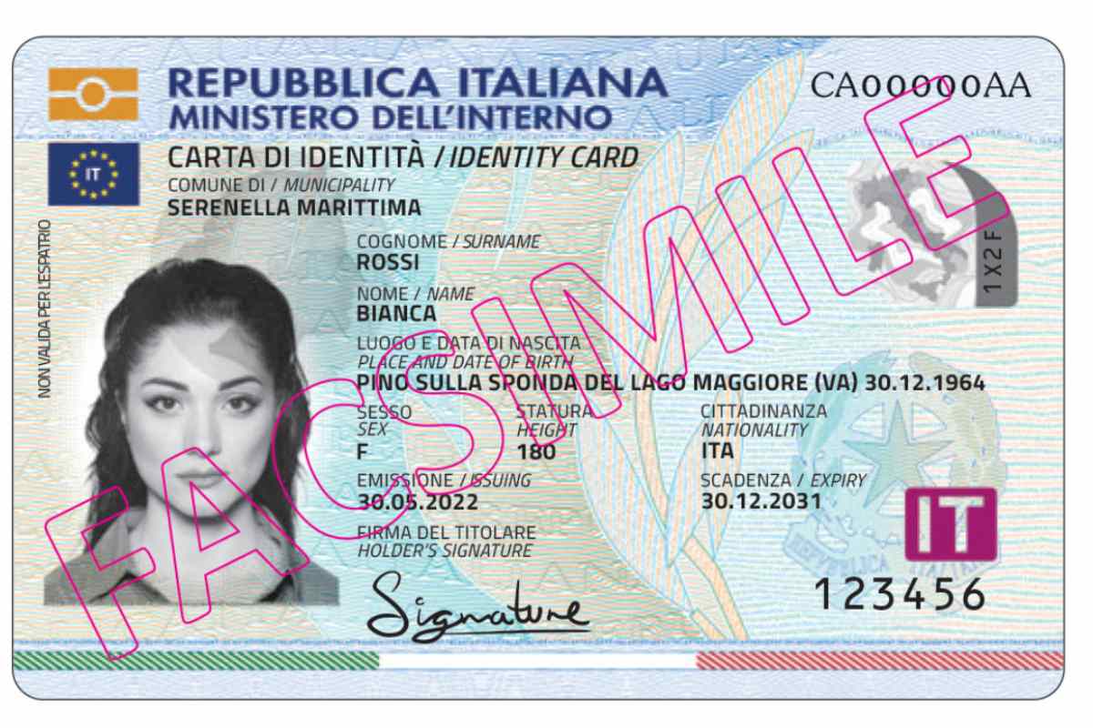 Soldi e sesso in cambio di documenti a immigrati, 120 indagati