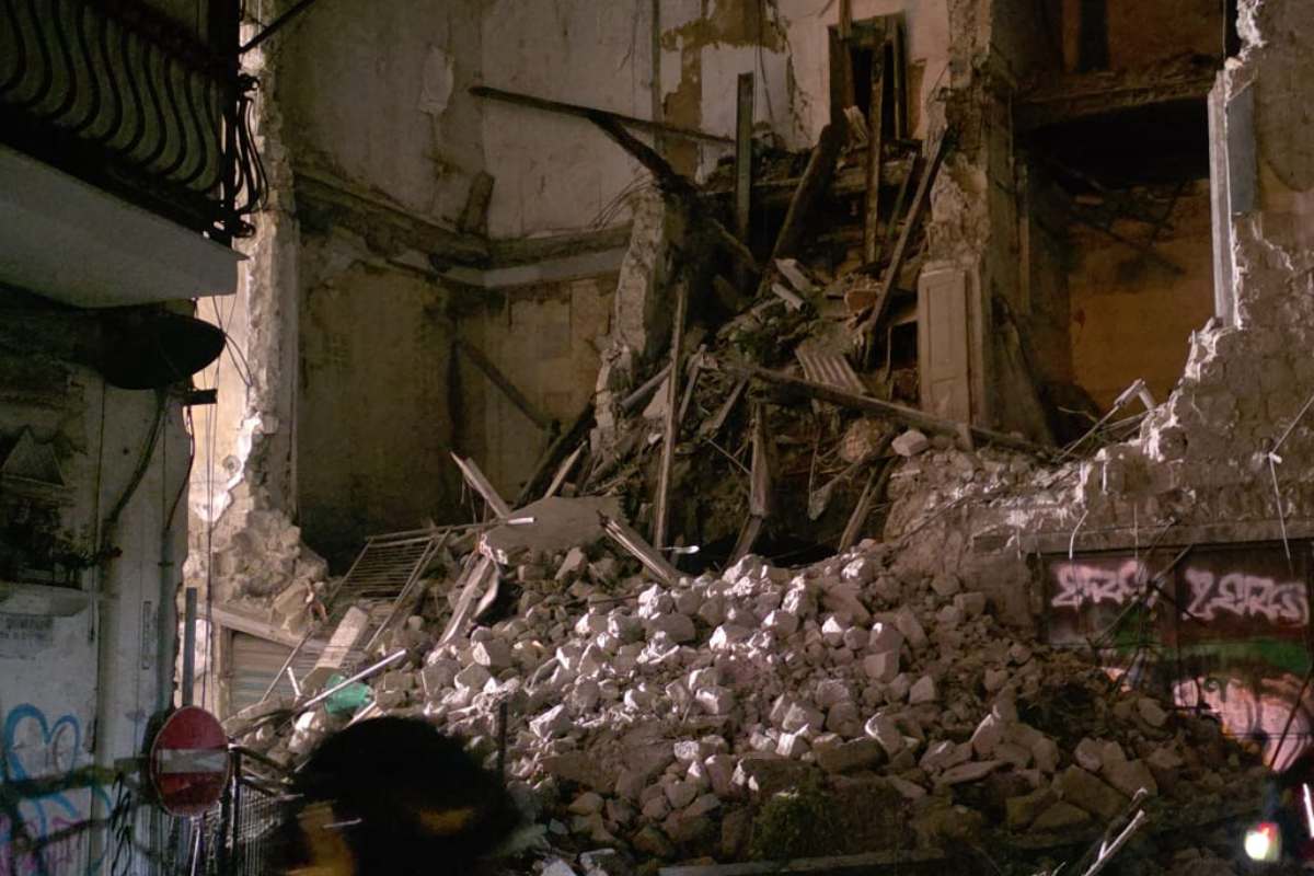 Crolla palazzina disabitata a Napoli, verifiche in corso tra le macerie