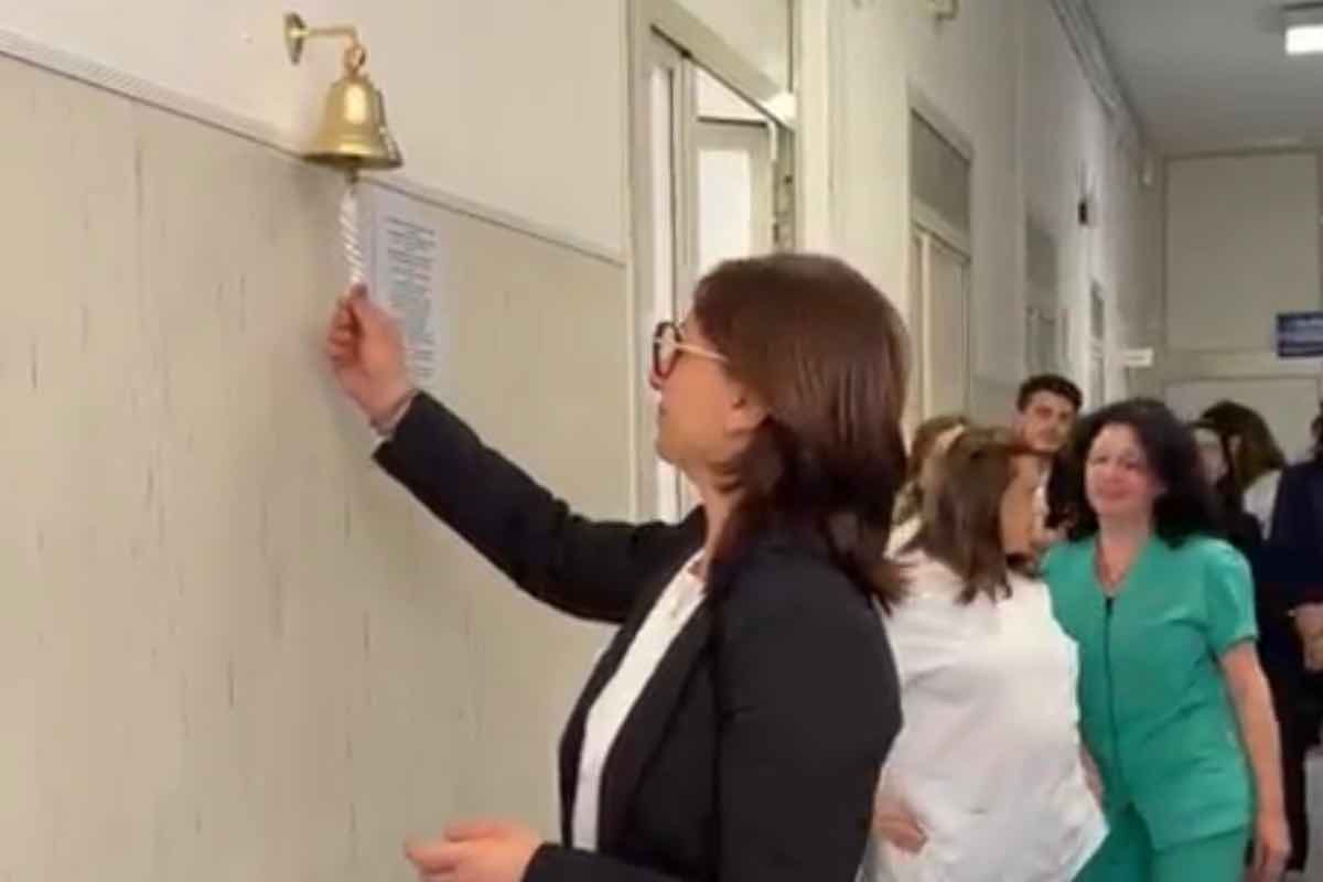 Paziente dona la “Campanella del Sollievo” alla Oncologia del Presidio Ospedaliero Loreto Mare