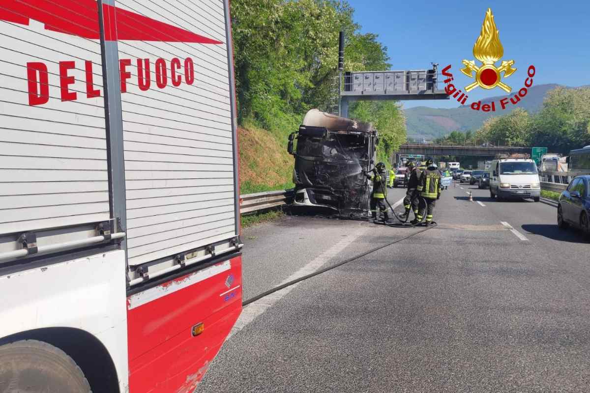 Auto in fiamme sul raccordo Salerno-Avellino