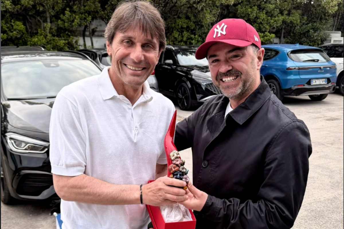 Napoli, corno rosso e rito anti malocchio per Conte a Castel Volturno