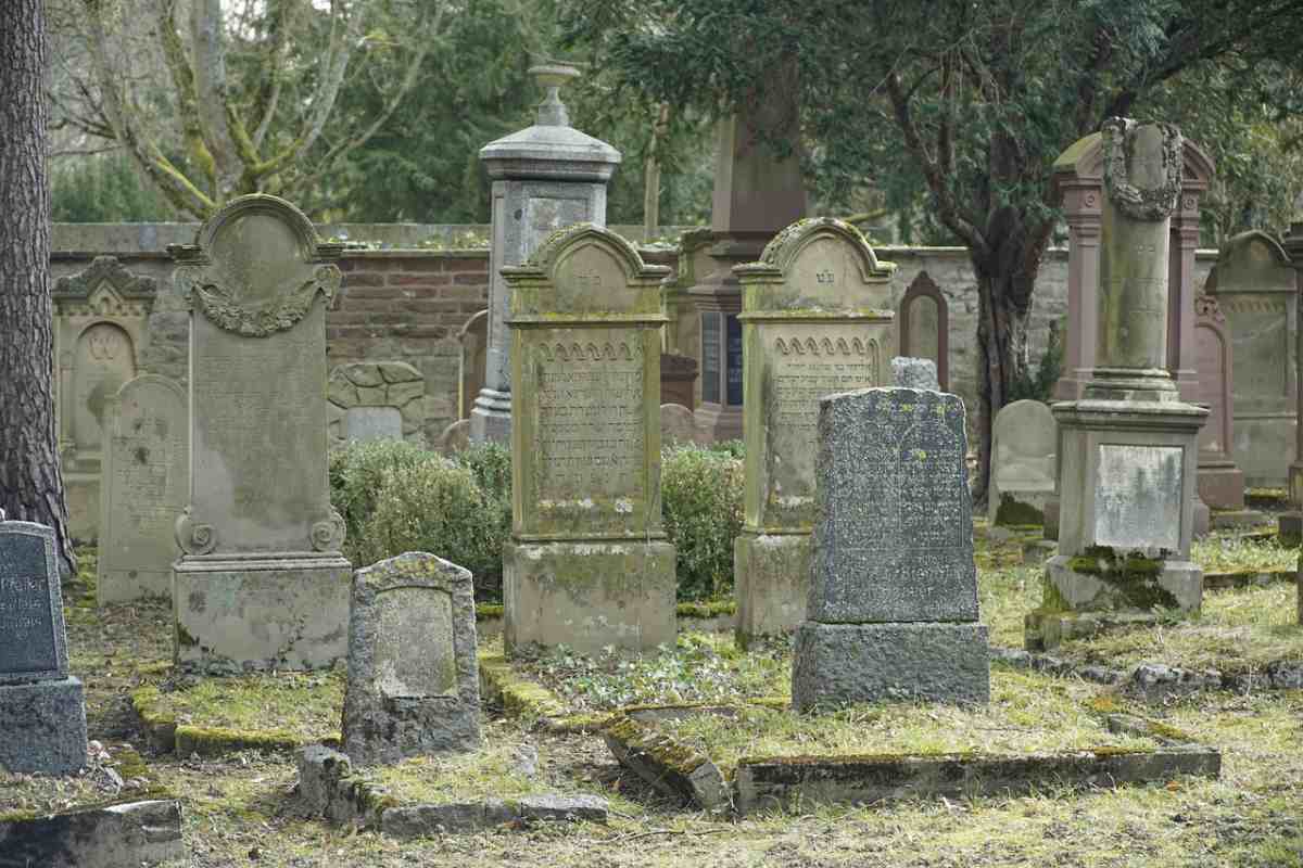 Furto al cimitero di Sala Consilina, rubata una lapide