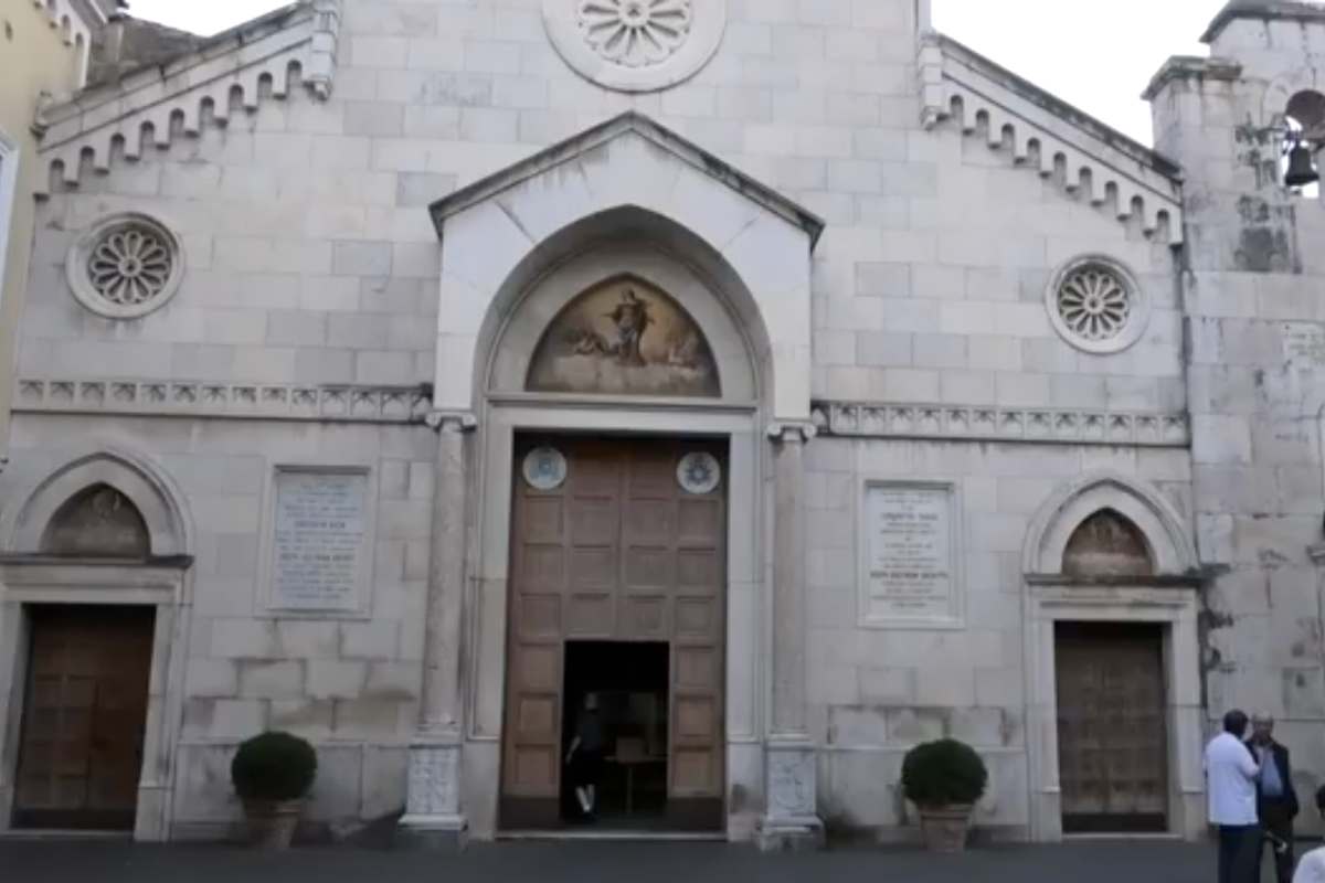 Sorrento, cade dal muro del cortile interno della cattedrale e muore