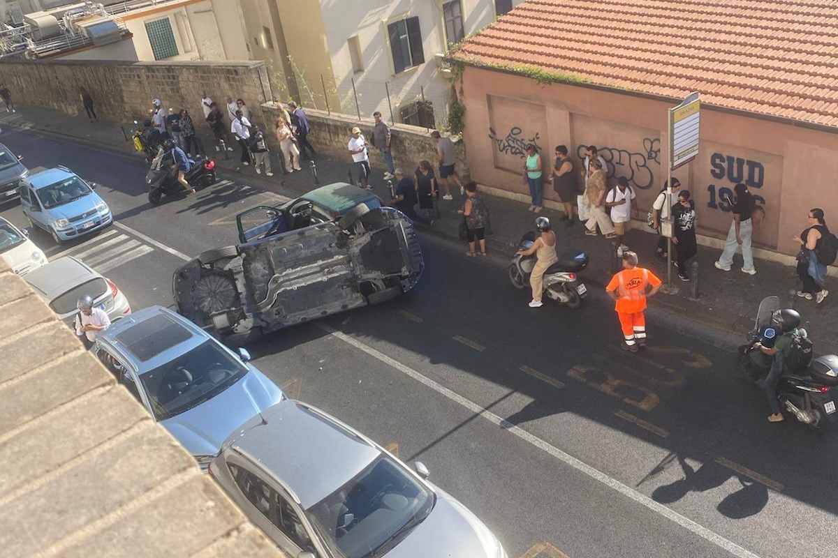 Via Orazio, Suv si ribalta. Un ferito grave e traffico in tilt