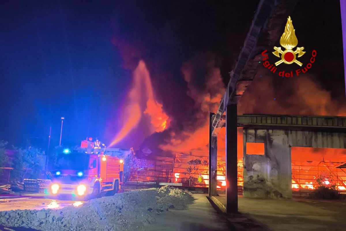 Lavorazione materiale plastico, vasto incendio in capannone a Sarno