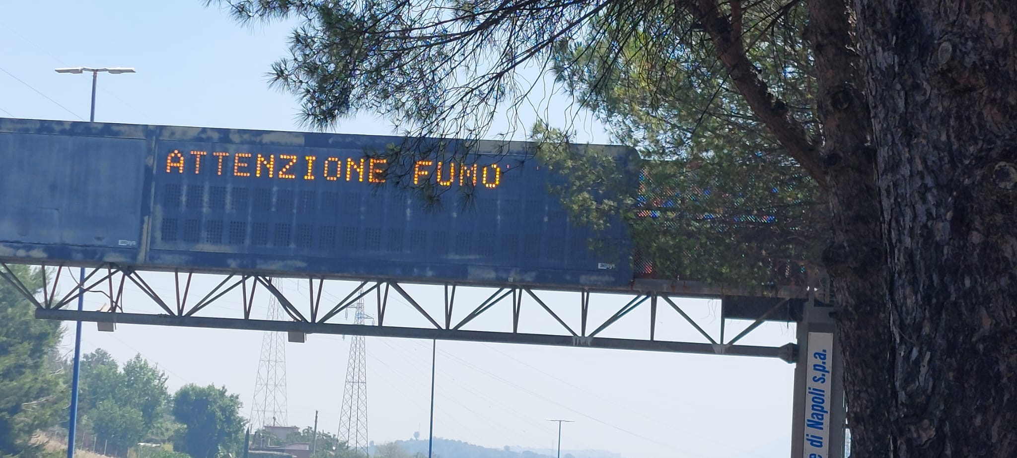 Fumo e fiamme tangenziale di Napoli