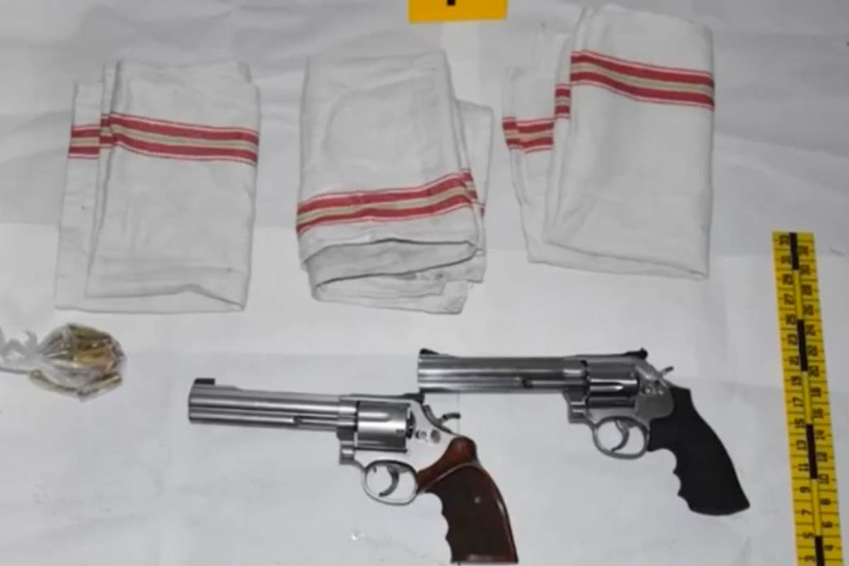 Napoli, armi da guerra e droga: blitz della polizia