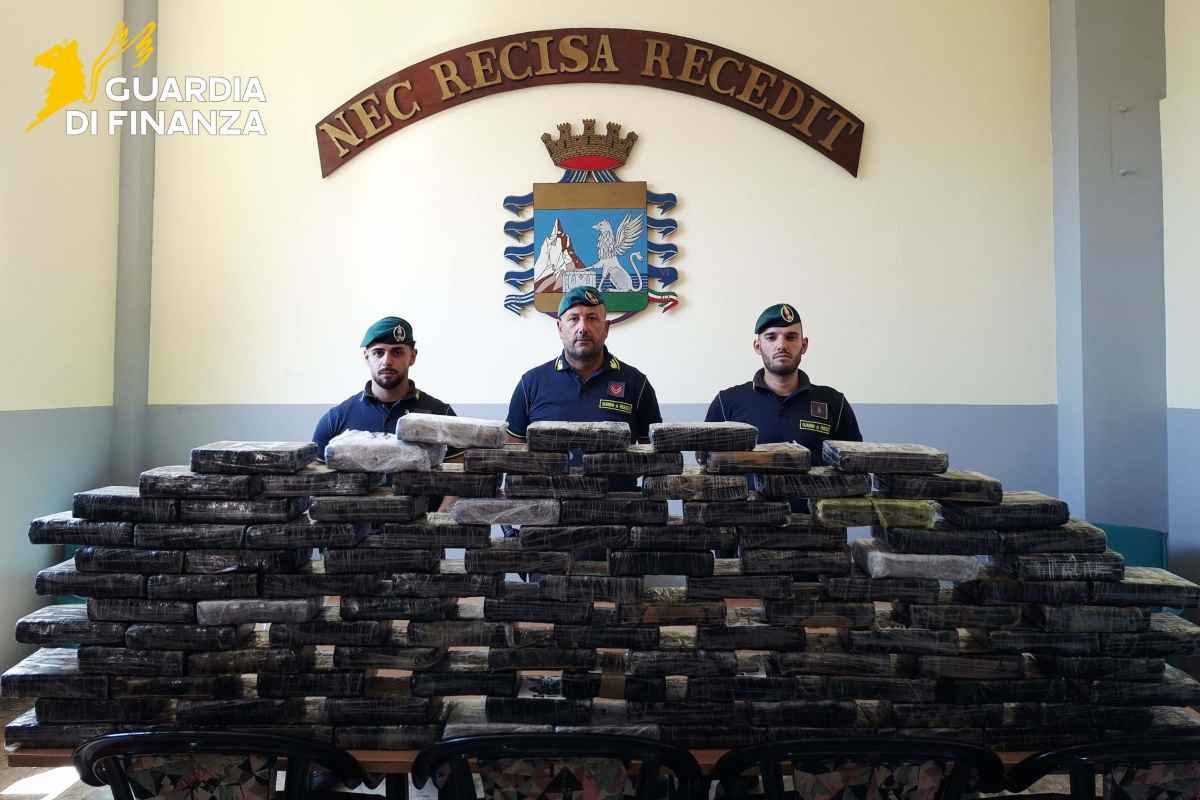 Nascosti in autocisterna 113 chili di cocaina, maxi sequestro a Napoli