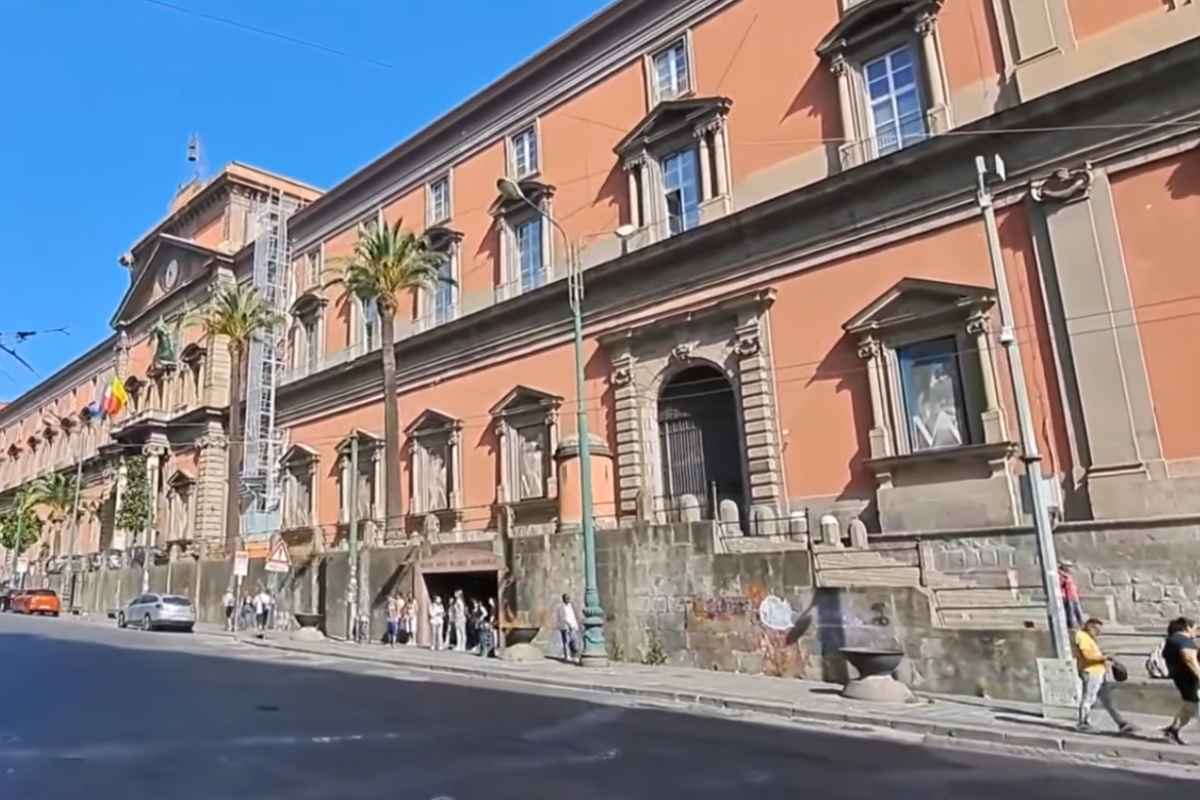 Disoccupati in protesta sul balcone del Museo archeologico