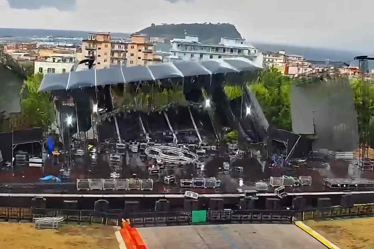 Maltempo, crolla il palco all’ex Base Nato di Bagnoli