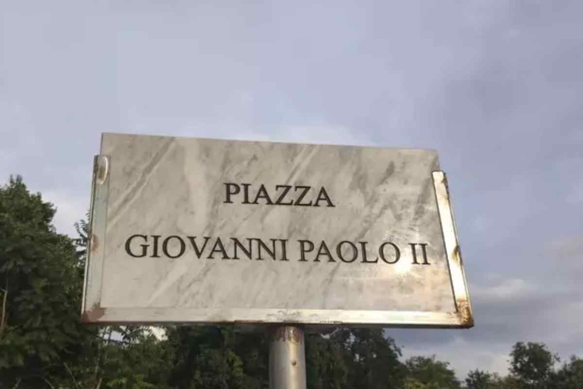 Ripristinata a Scampia la targa dedicata a San Giovanni Paolo II