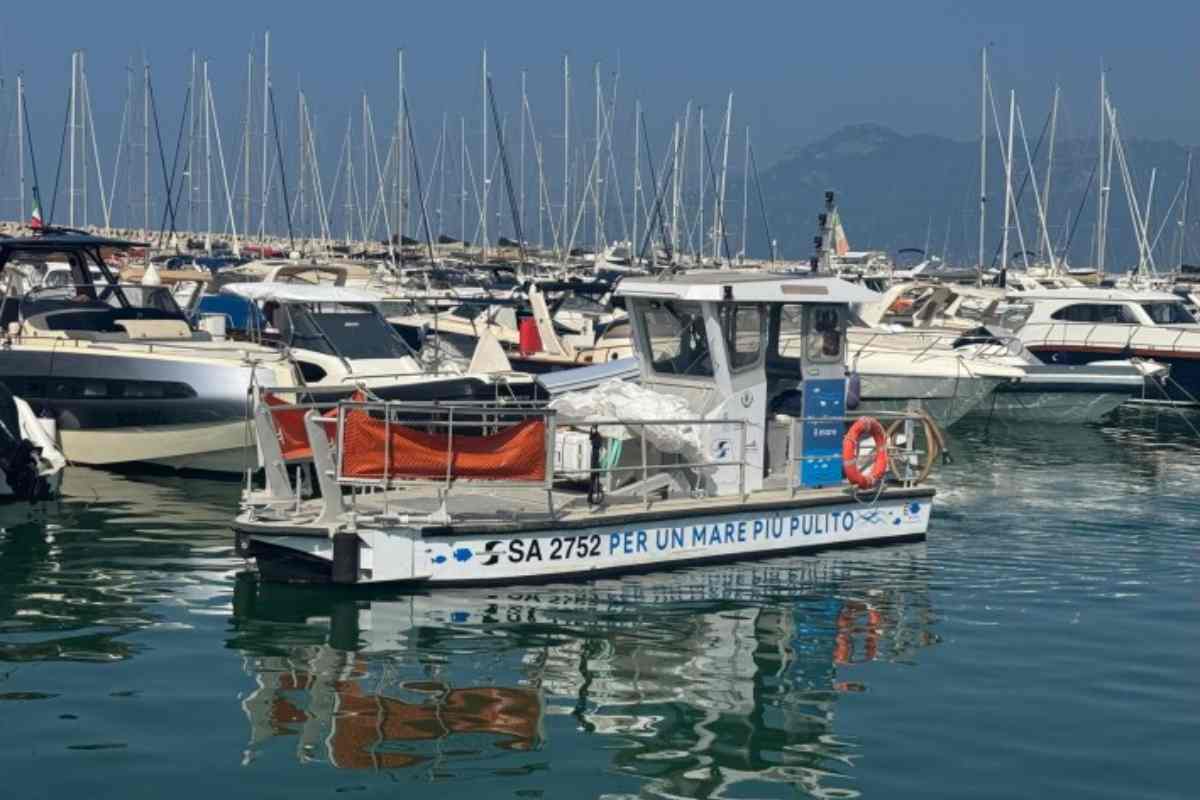 Lo spazzamare di “Salerno pulita” recupera un frigorifero in mare