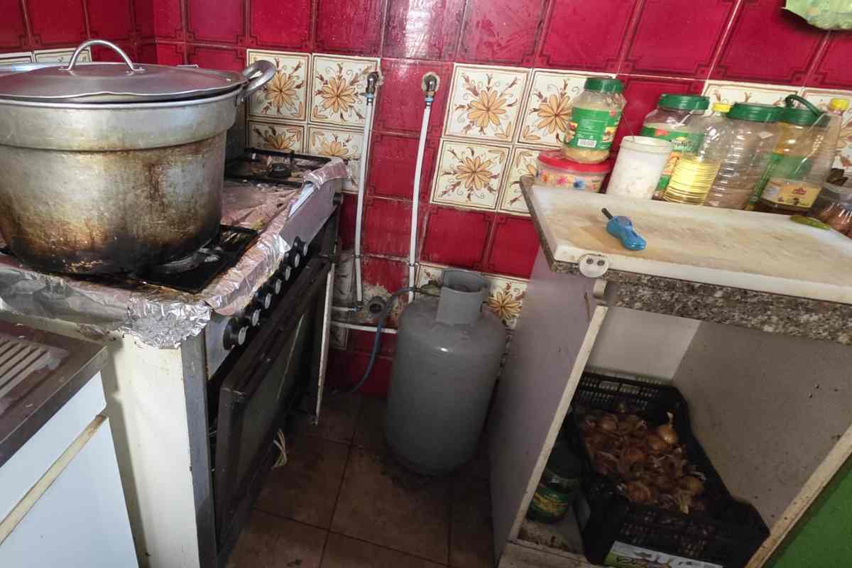 Vivono in 15 in un appartamento a Salerno, disposto lo sgombero