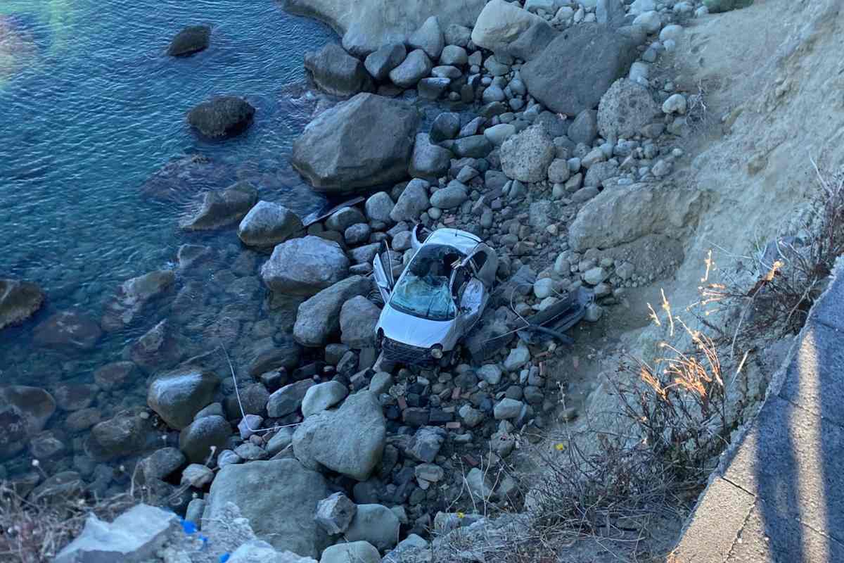 Rubano auto e cadono su una scogliera, 3 giovani in prognodi riservata