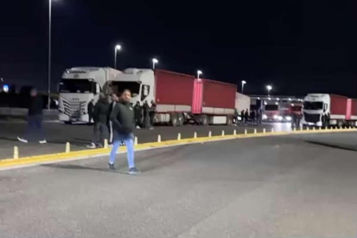 Protesta autotrasportatori, bloccato il casello di Nola