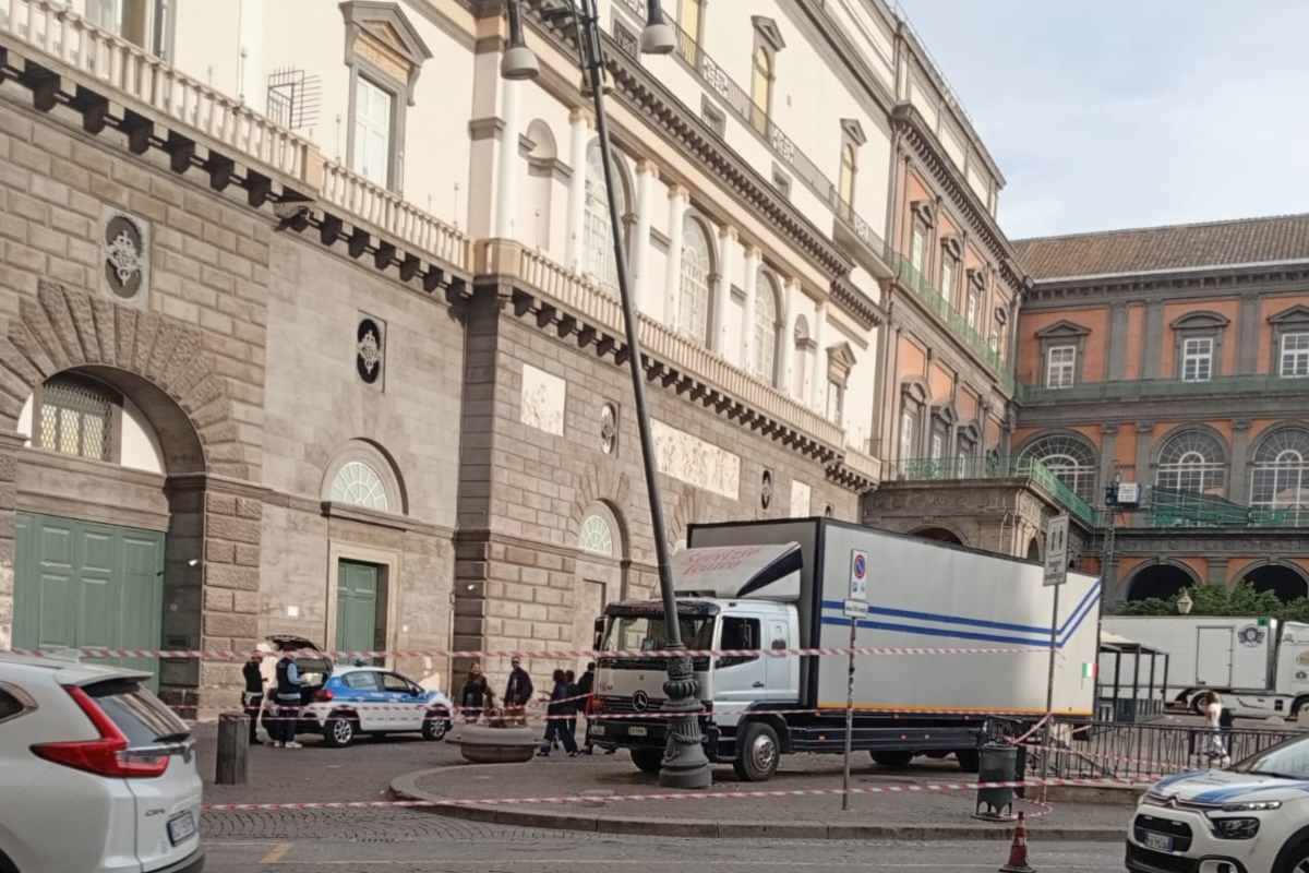 Napoli, camion contro un lampione per il malfunzionamento dei freni