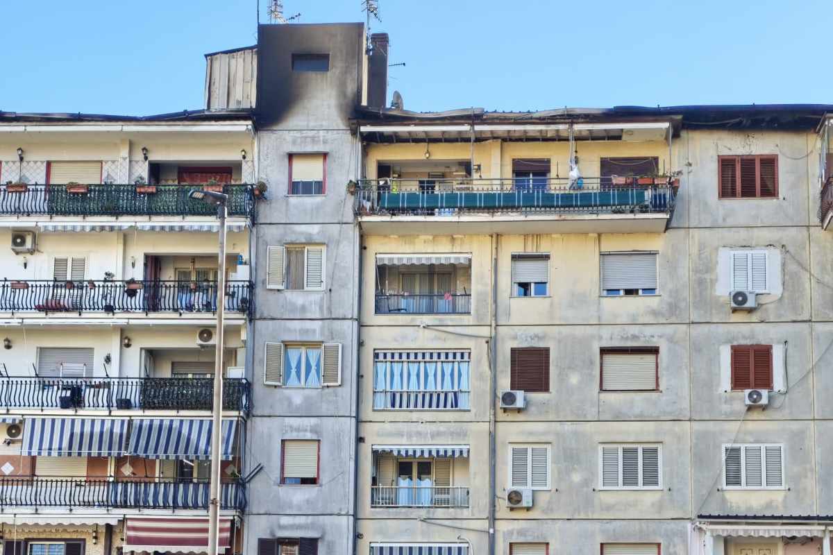 Palazzo con il piano mansardato annerito dal fumo