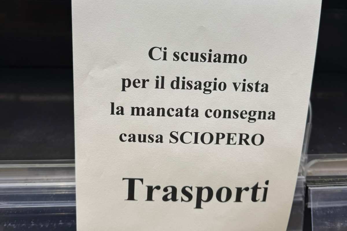 Scaffale vuoto di un supermercato