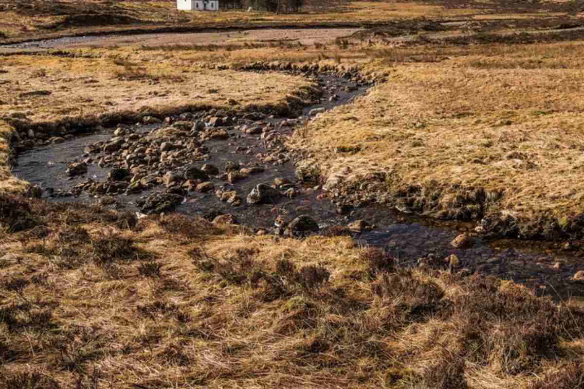 Un fiume con poca portata d'acqua