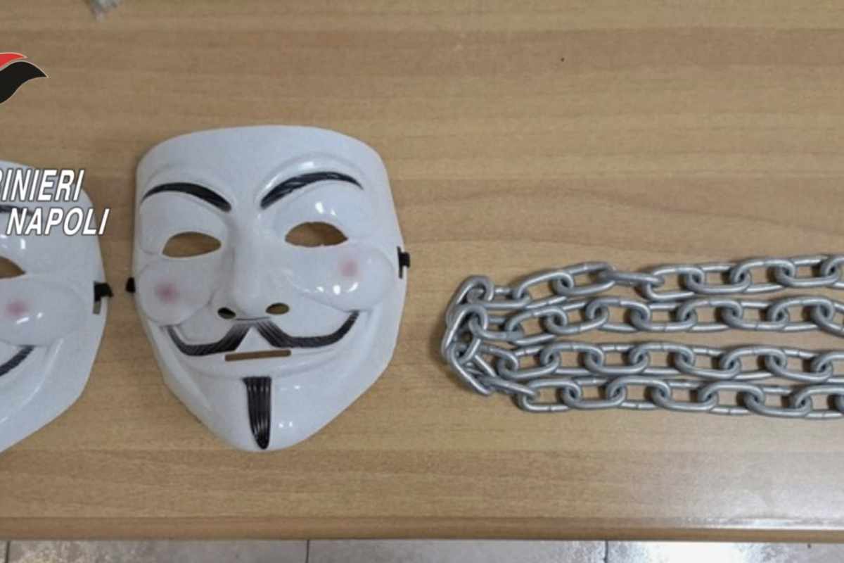 Napoli, tentano di occupare il liceo Alberti: bloccati dai carabinieri