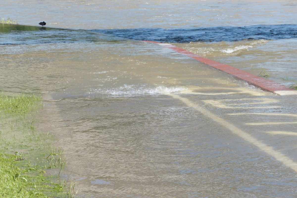 Allerta arancione in Campania, allagata strada statale nel Napoletano